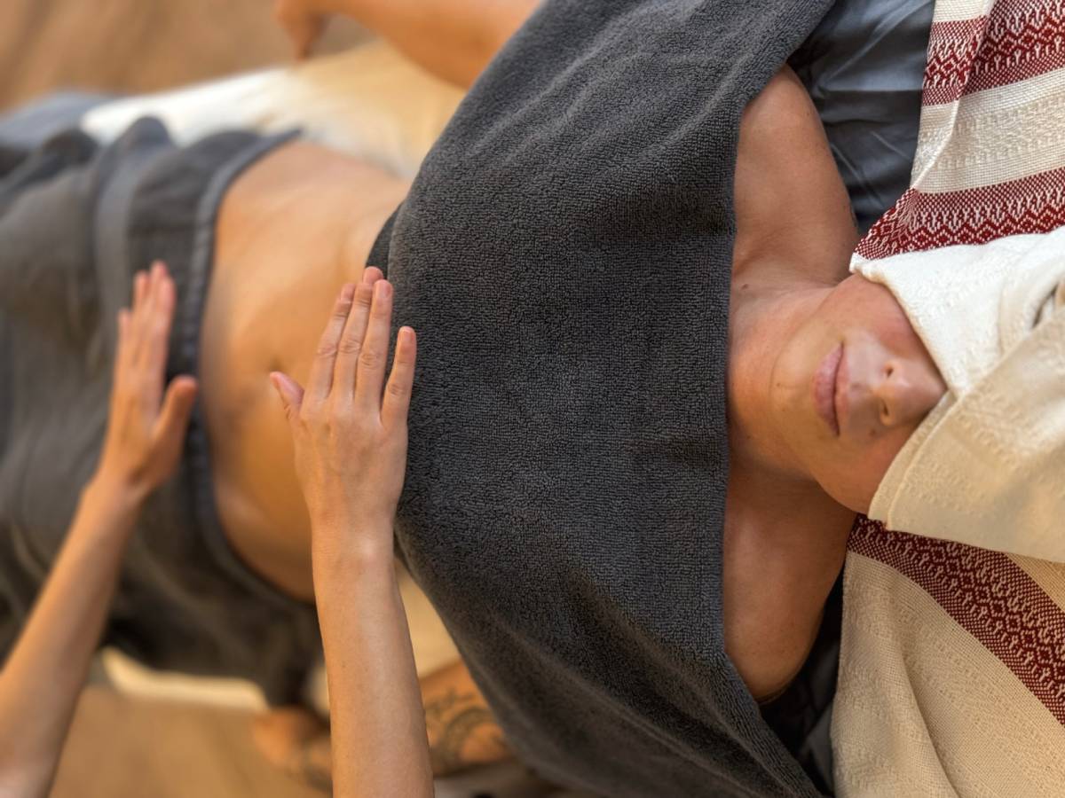 Terapia Masażem Łona z chustami Rebozo