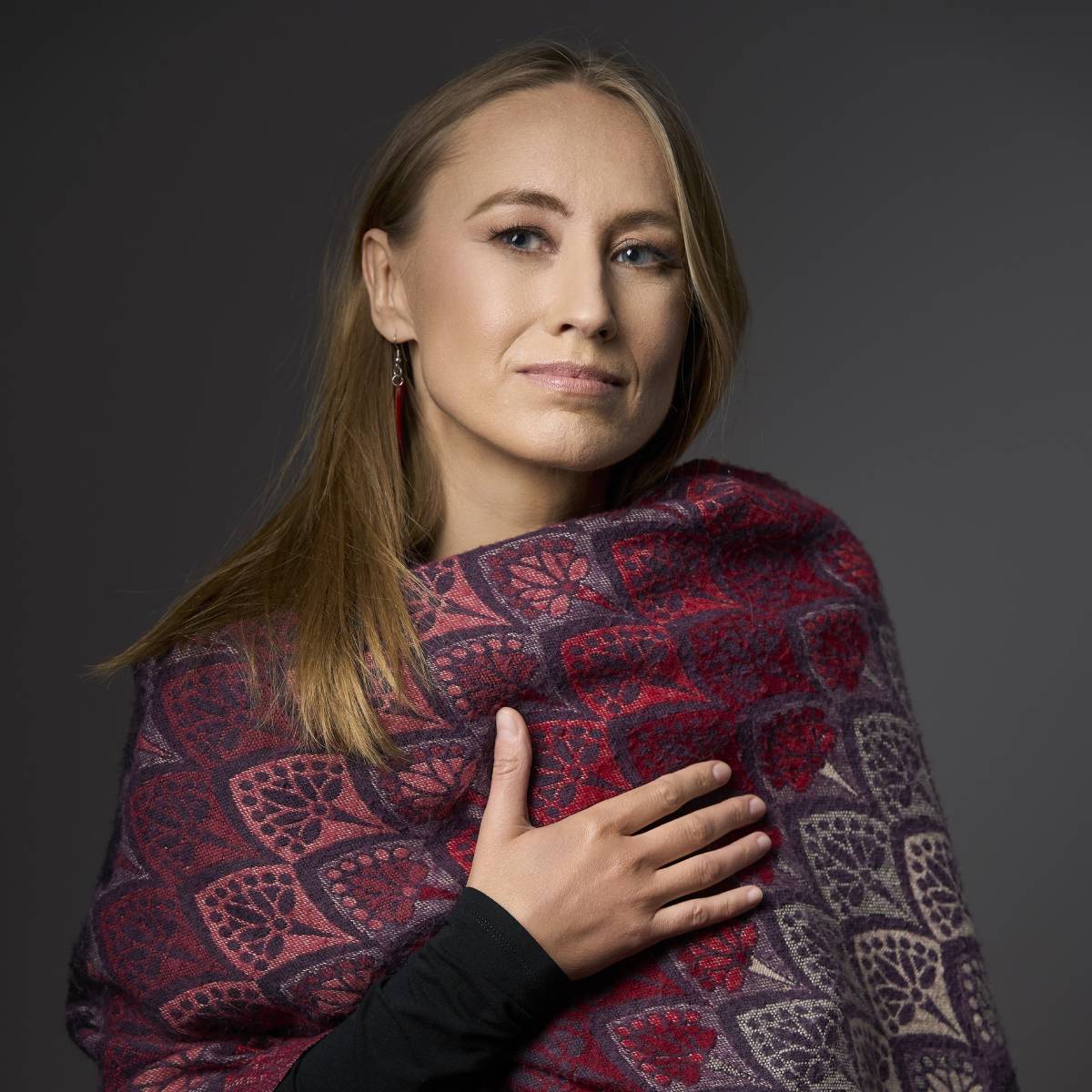 Małgorzata Żabińska w spokoju, z ręką na sercu. Obraz ciszy i obecności, które są istotą praktyki Dotyk Obecności, wspierającej naturalną zdolność ciała do samouzdrawiania.
